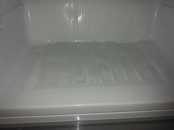 Внизу морозильной камеры лед