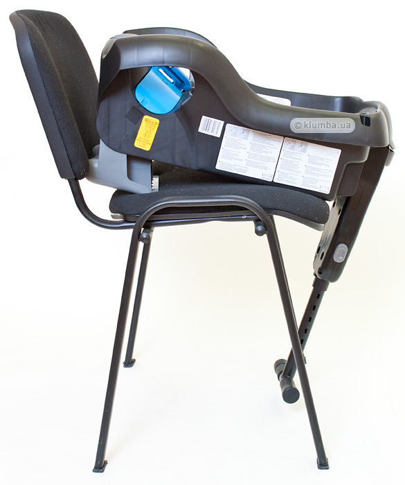 База Graco Logico S на стуле